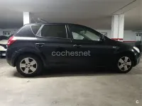 Usado Kia Ceed 90 CV (66 kW) 2007 Negro Utilitario