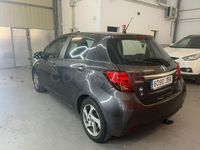 Usado Toyota Yaris Hybrid Active 100 CV (73 kW) 2014 Gris / plata Berlina
