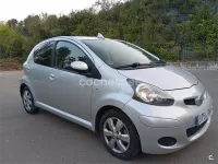 Usado Toyota Aygo 68 CV (50 kW) 2011 Gris / plata Utilitario