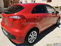 Usado Kia Rio 84 CV (61 kW) 2016 Rojo Utilitario