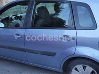 Usado Ford Fiesta Ghia 80 CV (58 kW) 2006 Azul Utilitario