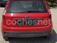 Usado Ford Fiesta Ambiente 68 CV (50 kW) 2008 Rojo Utilitario