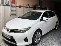 Usado Toyota Auris Active 90 CV (66 kW) 2014 Blanco Berlina