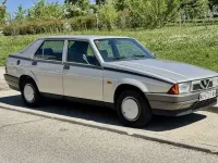 Usado Alfa Romeo 75 120 CV (88 kW) 1988 Gris / plata Berlina