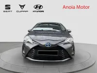 Usado Toyota Yaris Hybrid 100 CV (73 kW) 2019 Gris / plata Berlina