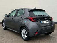 Usado Toyota Yaris Hybrid Active 116 CV (85 kW) 2021 Gris Berlina