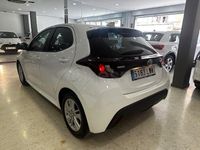 Usado Toyota Yaris Hybrid Business Edition 116 CV (85 kW) 2022 Blanco Berlina