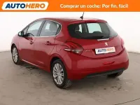 Usado Peugeot 208 Allure 100 CV (73 kW) 2018 Rojo Utilitario