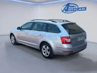Usado Skoda Octavia Ambition 150 CV (110 kW) 2020 Gris / plata Familiar