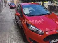 Usado Ford Fiesta Trend 100 CV (73 kW) 2015 Rojo Utilitario