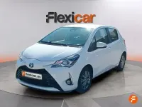Usado Toyota Yaris Hybrid Active 100 CV (73 kW) 2019 Blanco Berlina