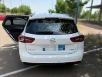 Usado Opel Insignia Selective 136 CV (100 kW) 2017 Blanco Familiar