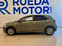 Usado Kia Rio 100 CV (73 kW) 2021 Gris / plata Berlina