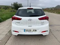 Usado Hyundai i20 75 CV (55 kW) 2015 Blanco Berlina