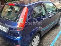 Usado Ford Fiesta 80 CV (58 kW) 2005 Azul Utilitario