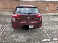 Usado Hyundai i30 GO! 100 CV (73 kW) 2015 Granate Berlina