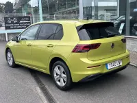 Usado VW Golf VIII Life 116 CV (85 kW) 2022 Amarillo Utilitario