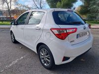 Usado Toyota Yaris Hybrid Active 100 CV (73 kW) 2017 Blanco Berlina