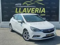 Usado Opel Astra Dynamic 136 CV (100 kW) 2016 Gris / plata Berlina
