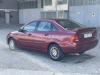 Usado Ford Focus Ghia 90 CV (66 kW) 2000 Granate Berlina