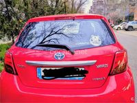 Usado Toyota Yaris Hybrid Active 100 CV (73 kW) 2016 Rojo Berlina