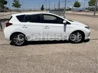Usado Toyota Auris Active 90 CV (66 kW) 2013 Blanco Berlina