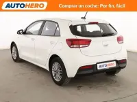 Usado Kia Rio 84 CV (61 kW) 2023 Blanco Berlina