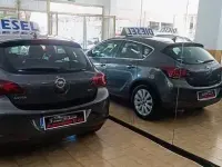 Usado Opel Astra Enjoy 110 CV (80 kW) 2010 Gris / plata Berlina