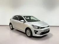 Usado Kia Rio 84 CV (61 kW) 2023 Gris / plata Berlina