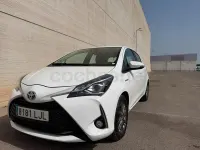Usado Toyota Yaris Hybrid Active 100 CV (73 kW) 2020 Blanco Berlina