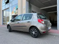Usado Renault Clio III Collection 75 CV (55 kW) 2012 Beige Berlina