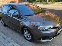 Usado Toyota Auris Hybrid 136 CV (100 kW) 2016 Gris / plata Berlina