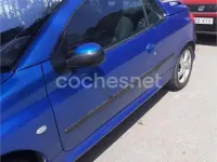 Usado Peugeot 206 110 CV (80 kW) 2001 Azul Descapotable
