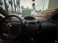 Usado Toyota Yaris Sol 86 CV (63 kW) 2000 Rojo Berlina