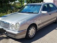 Usado Mercedes E320 Elegance 220 CV (161 kW) 1995 Gris / plata Berlina