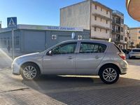 Usado Opel Astra Edition 80 CV (58 kW) 2004 Gris / plata Berlina