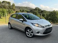 Usado Ford Fiesta Trend 95 CV (69 kW) 2010 Gris / plata Berlina
