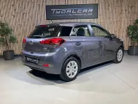 Usado Hyundai i20 90 CV (66 kW) 2016 Gris / plata Berlina