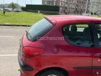 Usado Peugeot 206 75 CV (55 kW) 2000 Rojo Berlina