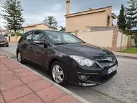 Usado Hyundai i30 Comfort 90 HP (66 kW) 2010 Castanho Sedan