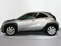Usado Toyota Aygo X Play 72 CV (52 kW) 2024 Gris / plata SUV
