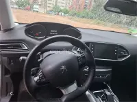 Usado Peugeot 308 Allure 130 CV (95 kW) 2018 Blanco Berlina