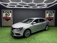 Usado Renault Mégane Zen 130 CV (95 kW) 2018 Gris / plata Berlina