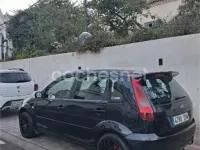 Usado Ford Fiesta 100 CV (73 kW) 2005 Negro Utilitario