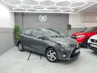 Usado Toyota Yaris Hybrid Advance 100 CV (73 kW) 2016 Gris / plata Berlina