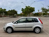 Usado Ford Fiesta Ghia 90 CV (66 kW) 2008 Gris / plata Utilitario