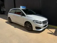 Usado Mercedes B180 110 CV (80 kW) 2018 Gris Utilitario