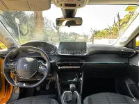 Usado Peugeot 208 Allure 100 CV (73 kW) 2020 Amarillo Utilitario