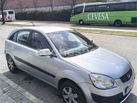 Usado Kia Rio EX 97 CV (71 kW) 2006 Gris / plata Berlina