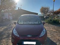 Usado Ford Fiesta Trend 90 CV (66 kW) 2010 Granate Berlina